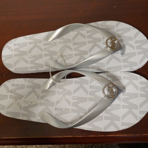🎁SOLD OUT💟 NWOT MICHAEL KORS FLIP FLOPS - Picture 2 of 8